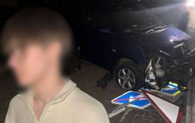 На бульварі Шевченка нетверезий водій збив знак і в'їхів в будівлю