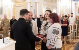 Зеленський вручив рідним полеглого захисника Віталія Сидорука орден «Золота Зірка»
