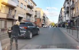 На Замковій водій «Тойоти» ледь не збив жінку на переході
