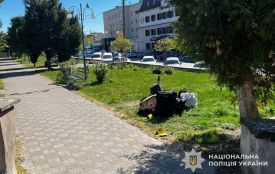 У Почаєві жінка потрапила до реанімації з ножовим пораненням: підозрюваного затримали