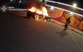 На парковці у Кременці палав автомобіль