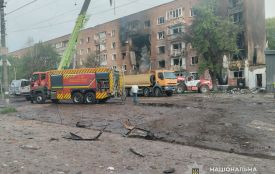 Росіяни вдарили дроном по багатоповерхівці в Конотопі: загинула людина, багато поранених