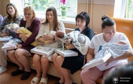 У Тернополі новонародженим подарували перші вишиванки