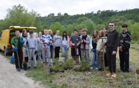 Школярі висадили дерева на території майбутнього парку в Чорткові