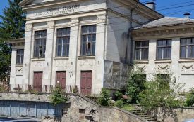 Побиті вікна і дерева на сходах: Будинок культури залізничників поступово руйнується