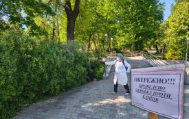 У парку Нацвідродження проводять обробку від кліщів: радять утримуватись від прогулянок