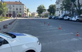 Біля Майдану Волі частково перекрили парковку