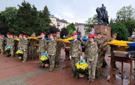 Плаче небо... У Тернополі  в останню путь провели сімох Героїв, чиї імена поки невідомі