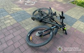 Розшукують водія електросамоката, який у Сопільче врізався в дитину на велосипеді та втік