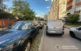 На Коновальця восьмирічна дівчинка потрапила під колеса автівки