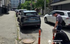 На вулиці Родини Барвінських демонтували незаконно встановлені обмежувачі руху