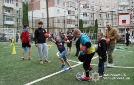 На «Сонячному» запрацював оновлений спортмайданчик. Ветерани зіграли з дітьми перший матч