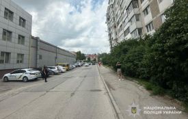 Аварія на Дружбі: п'яний водій збив двох жінок на тротуарі та втік з місця ДТП