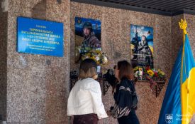 На фасаді тернопільської школи №13 відкрили меморіальну дошку захиснику Ігорю Ніздропі