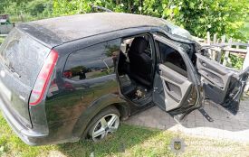 На Чортківщині автівка злетіла з дороги та врізалась у металеву огорожу, а потім — стовп