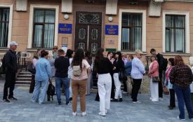 Пікет біля міськради: вчителі протестують проти нового директора та заявляють про фальсифікації