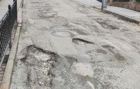 Суцільні ями та вибоїни: тернополяни скаржаться на стан дороги на вулиці Родини Барвінських