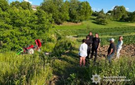 На Кременеченні загинув водій трактора: техніка перекинулась