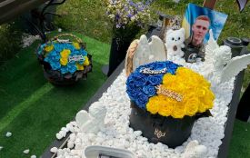Порозкидали оздоблення та поламали квіти: хто вчинив наругу над могилою Героя, з’ясовує поліція