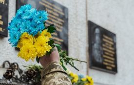 Встановлять меморіальну таблицю полеглому захиснику Роману Чудику