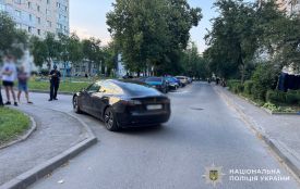 У дворі будинку на 15 Квітня водій Tesla наїхав на неповнолітнього