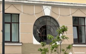 У школі встановлюють відреставроване вікно, через яке наробили галасу в Тернополі