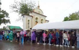 Крізь дощ до Зарваниці: паломники йдуть до чудотворної ікони Матері Божої