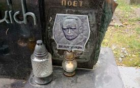 Бережанці встановили тимчасову копію знищеного барельєфу на могилі Богдана Лепкого в Кракові