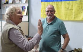Американець із Кентуккі приїхав до Чорткова, щоб плести маскувальні сітки