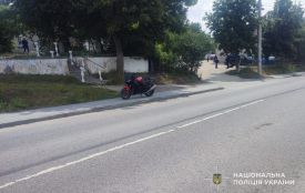 Неповнолітній мотоцикліст збив пішохода, який переходив дорогу за межами переходу