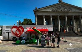 На Театральному майдані тернополяни донатять кров у мобільному хабі