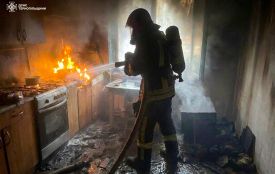 Рятувальники винесли жінку з палаючої квартири в Збаражі