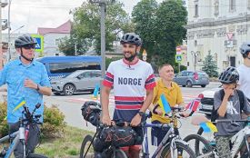 Відпустка на велосипеді заради України: норвезький депутат завітав до Тернополя