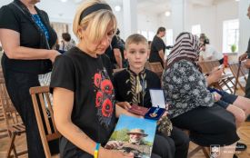 Рідні загиблих військових отримали відзнаки «Почесний громадянин міста Тернополя»