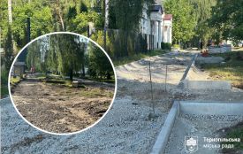 Біля Свято-Троїцького духовного центру ремонтують тротуар