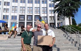 «Це і є демократія»: британські волонтери підтримали учасників мітингу в Тернополі