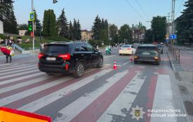 Переходила на «червоне»: на Грушевського авто збило 18-річну дівчину