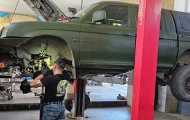 Усе почалося в дідусевому гаражі: військовий відкрив СТО у Тернополі, де ремонтують авто побратимів (Партнерський проєкт)
