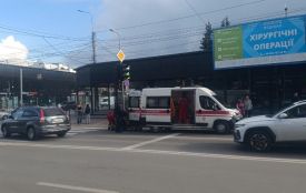 Біля Центрального ринку швидка допомога забирає людину