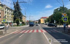На Замковій водій електромобіля збив жінку, яка переходила дорогу