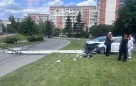 Аварія на Коновальця: водій автівки влетів в стовп та зніс його (оновлюється)