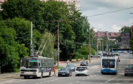 Дев'ять нових тролейбусів курсують Тернополем. На фото — зустріч легендарної Skoda та сучасного «Електрона»