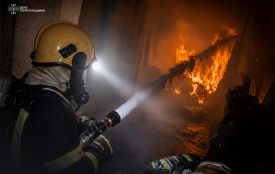 Пожежа у багатоповерхівці на Бандери: рятувальники винесли чоловіка із задимленого підвалу