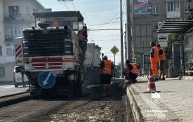 Ремонтують заїзну кишеню на зупинці громадського транспорту «Готель «Тернопіль»