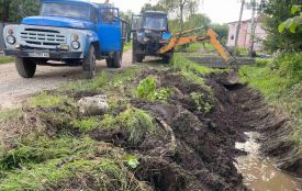 У Вишнівці розчищають канали, щоб попередити підтоплення будинків