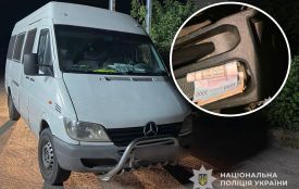 П'яний водій буса кинув у автомобіль тернопільських патрульних п'ять тисяч гривень