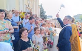Як у Тернополі освячують кошики на Спаса: репортаж з місцевих храмів