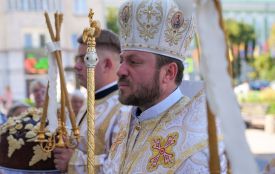Кардинал Микола Бичок очолив молебень у Тернополі та освятив авто для ЗСУ