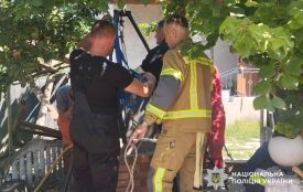На восьмиметровій глибині на чоловіка впало відро з намулом: він помер у лікарні