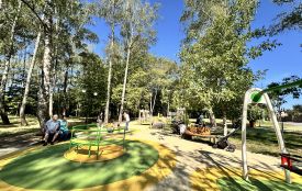 У парку «Здоров’я» відкрили новий інклюзивний майданчик: ми перевірили умови